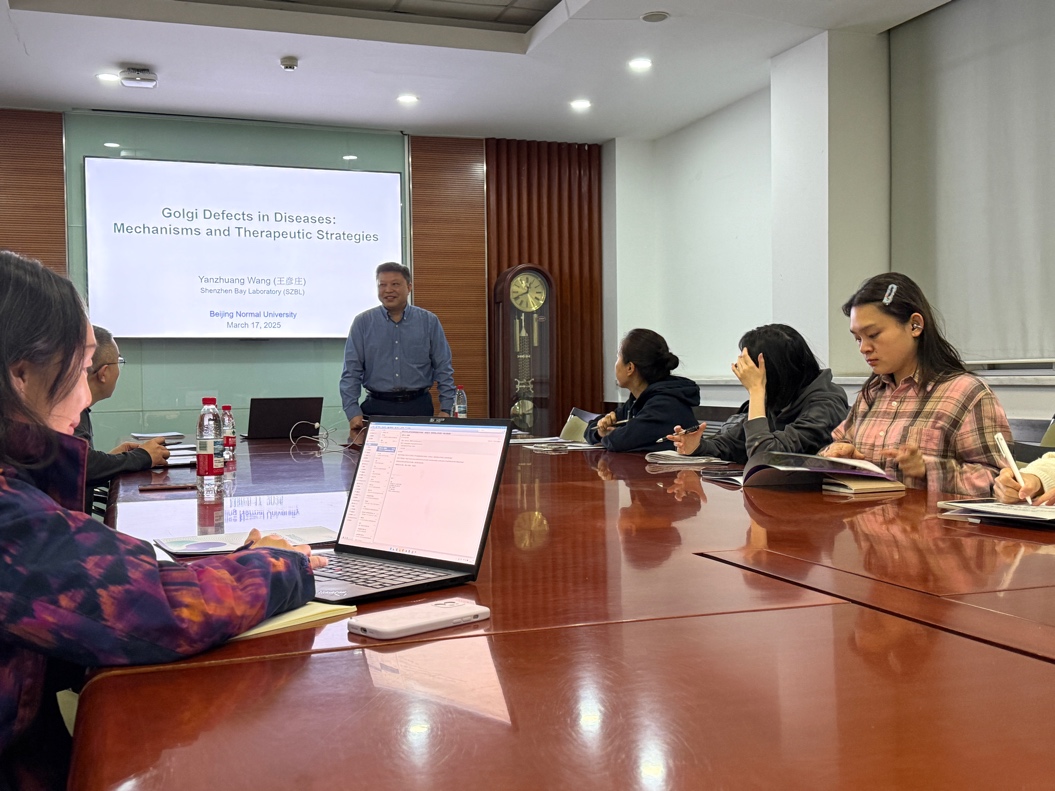 会议室里的人们 描述已自动生成